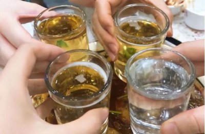 ​一红酒杯白酒是多少两(一杯红酒杯多少白酒)