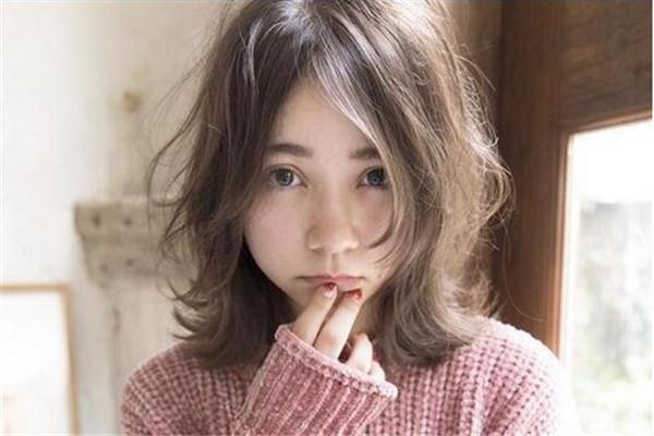 外卷发型怎么吹 蓬松显气质的发型