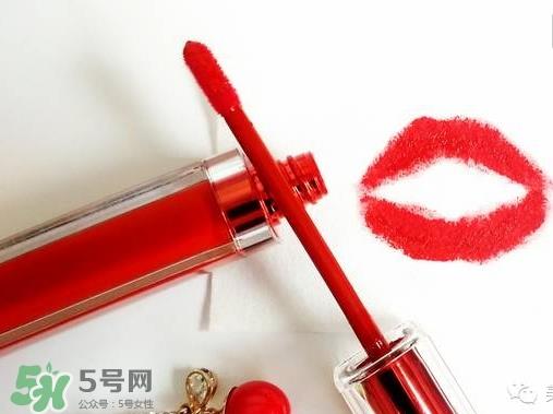 涂唇釉嘴唇干是怎么回事？涂唇釉嘴唇干怎么办？