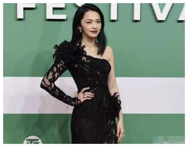 蒋丽雯获奖，主办方却将镜头特写给了姚晨，表情相当令人寻味