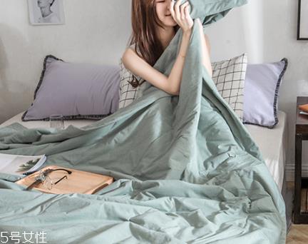 空调被和夏凉被的区别 再也不怕弄混了