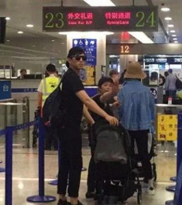 ​邓超夫妇现身日本街头，孙俪身上的衣服火了，这就是嫁给爱情