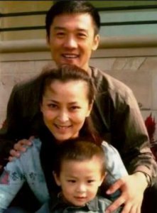 何音：花13年捧红丈夫黄志忠，被插足后带儿子离婚，如今怎样了？