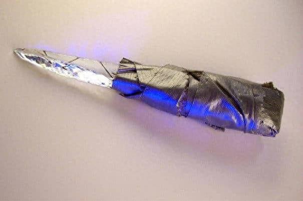 犯人自制的防身武器，为了活命还真是脑洞大开，连巧克力都能防身