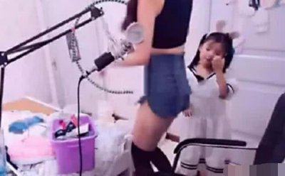 ​赛高酱直播脱衣，随后出现惊人一幕！网友：奶水好，女儿才会胖