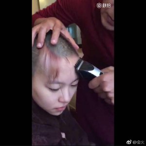 ​佛系歌手窦靖童被传剃度出家，网友纷纷心疼周冬雨