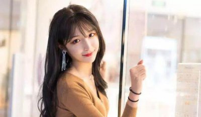 ​艾比和熊叔是两个极致，前者女装舞姿动人，后者cos出神仙颜值