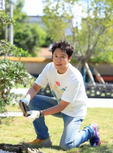 ​蔡国庆现状：56岁活力四射，和患病时判若两人，儿子越来越像他
