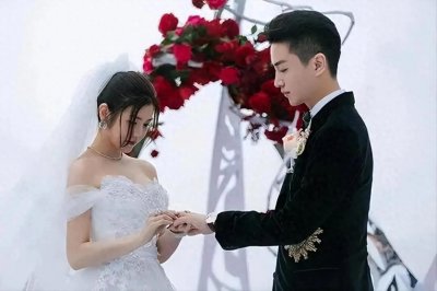 ​流行热潮下的“先上车后补票”现象：他们直到离婚都没等来婚礼