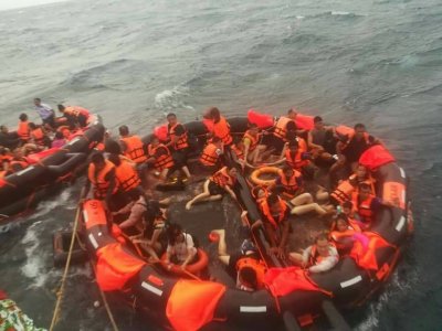​三艘共载100余人船只在泰国普吉岛倾覆 船上有中国游客