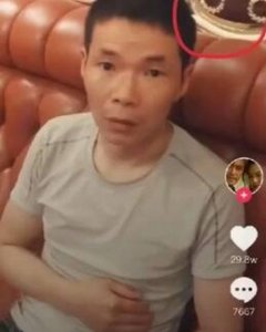 黑脸v和忠哥是什么关系 两人的视频背景常常撞