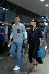 ​秦海璐老公叫什么名字（秦海璐与老公王新军现身机场）