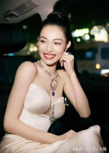 ​钟楚曦修改礼服引热议 改版后礼服尽显廉价感？