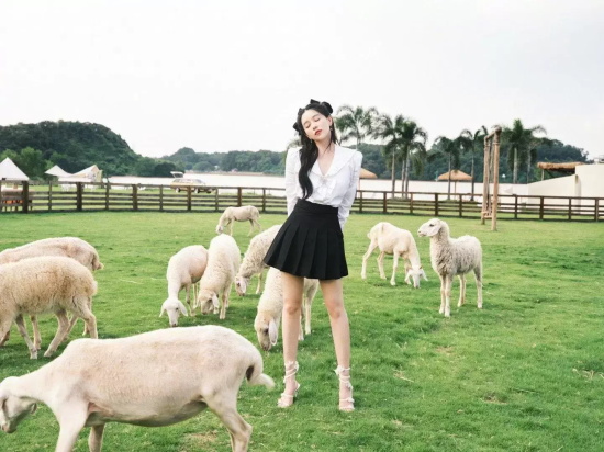 阚清子与小绵羊合照写真，散发青春与迷人的气息