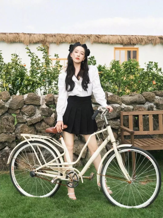 阚清子与小绵羊合照写真，散发青春与迷人的气息