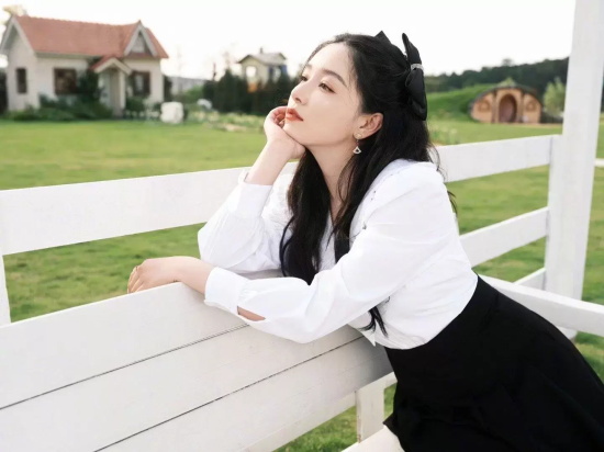 阚清子与小绵羊合照写真，散发青春与迷人的气息