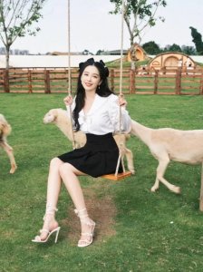 阚清子与小绵羊合照写真,散发青春与迷人的气息