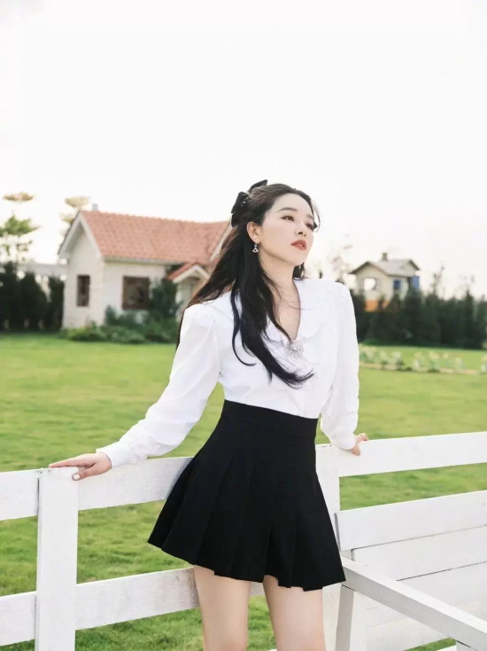 阚清子与小绵羊合照写真，散发青春与迷人的气息