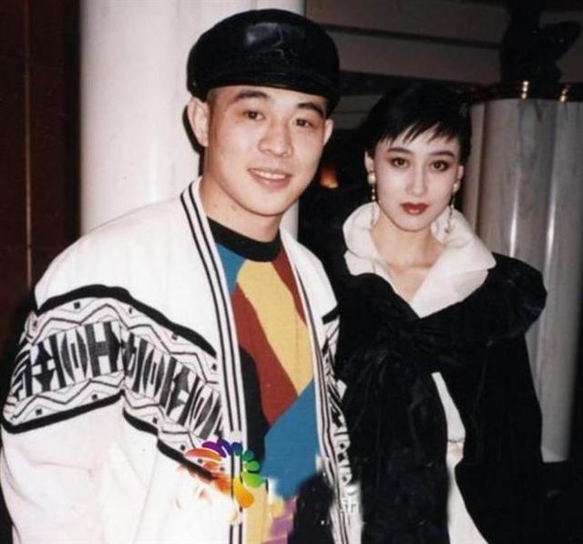 李连杰首晒俩女儿合照，爱女身材不输亚姐妈妈！