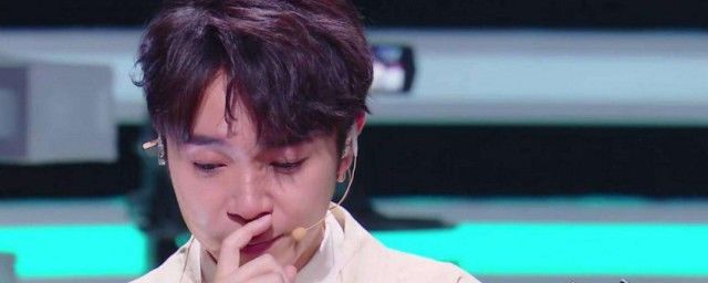 华晨宇在跑男为什么哭了 跑男华晨宇撕名牌哭了全程