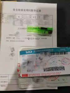 ​嘴里藏打火机进安检，机场里过安检男子面露诡异微笑……