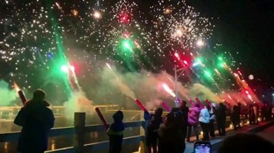​去年爆红的加特林烟花，今年价格暴跌：只要50块，随便买！