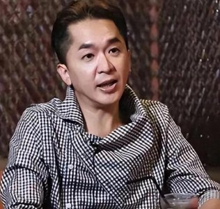 ​香港邓兆尊，现代版“韦小宝”，三女共侍一夫，57岁仍未婚未育