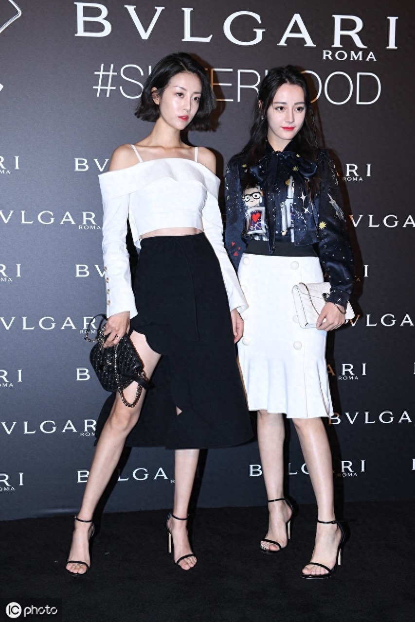 李溪芮她有一双很修长的腿,是娱乐圈里名副其实的“腿精”