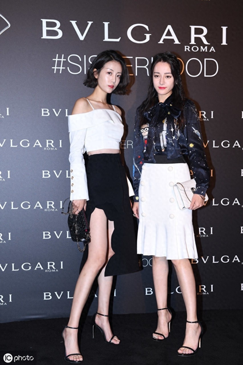 李溪芮她有一双很修长的腿,是娱乐圈里名副其实的“腿精”