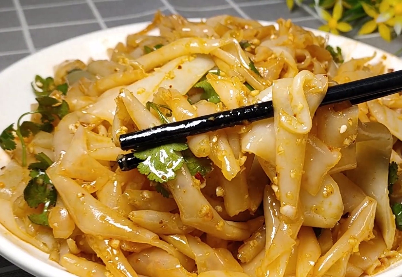 最近凉皮火了，教你最详细凉皮配方，筋道柔软还透亮，超好吃