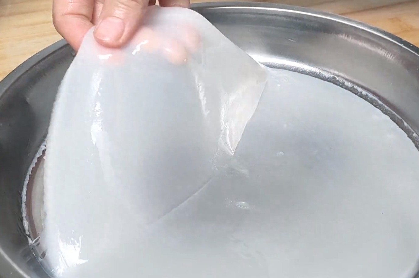 最近凉皮火了，教你最详细凉皮配方，筋道柔软还透亮，超好吃