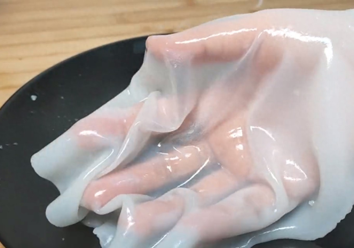 最近凉皮火了，教你最详细凉皮配方，筋道柔软还透亮，超好吃