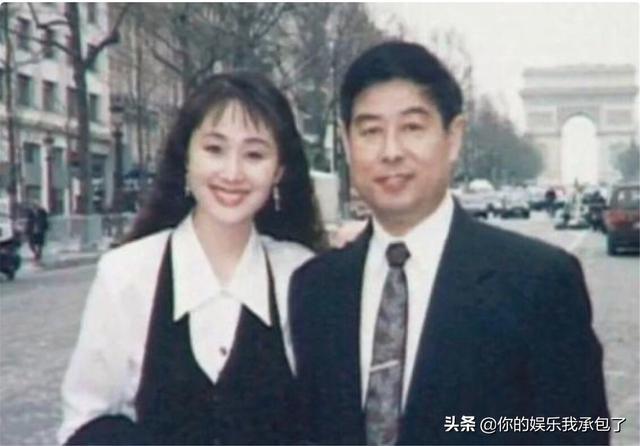 54岁“令妃”赵丽娟,低调与大学教授结婚,如今一家三口幸福不已