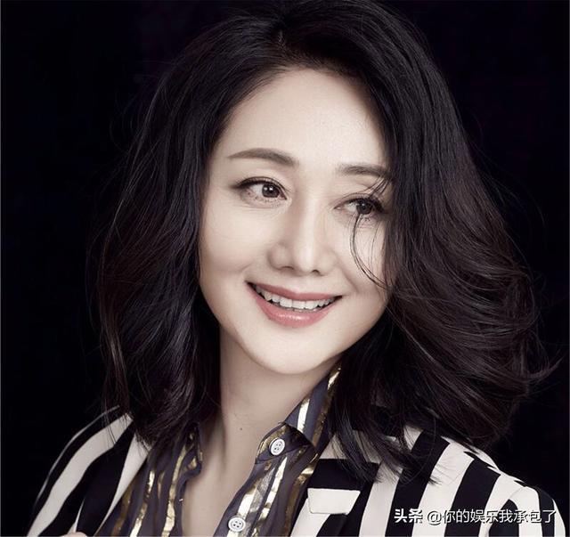 54岁“令妃”赵丽娟,低调与大学教授结婚,如今一家三口幸福不已