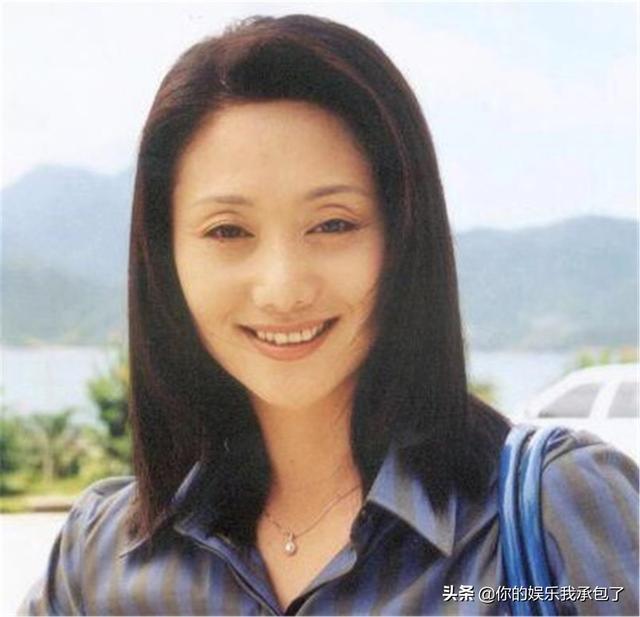 54岁“令妃”赵丽娟,低调与大学教授结婚,如今一家三口幸福不已