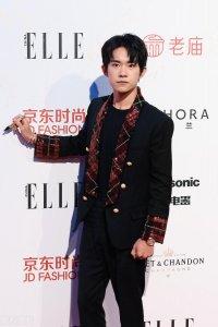 ​易烊千玺遭到网友攻击：好好演戏吧，靠脸这条路是行不通了