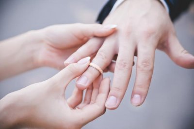 ​跟老公提出离婚他哭了（老公就动手打了我我想离婚）