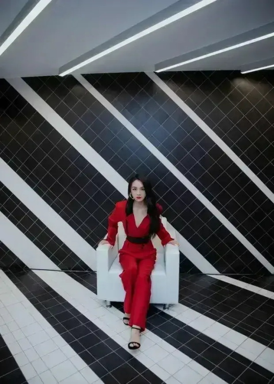 汤唯：气场全开酷飒变身女强人写真合集