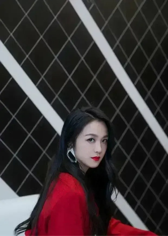 汤唯：气场全开酷飒变身女强人写真合集