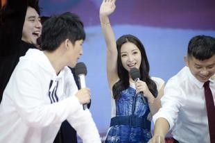 柳岩同款第一名是哪个(柳岩裙装清新现身天天妆容恬淡尽显知性优雅)(6)