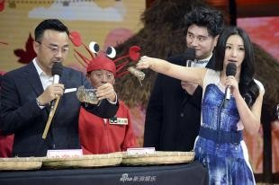 柳岩同款第一名是哪个(柳岩裙装清新现身天天妆容恬淡尽显知性优雅)(7)