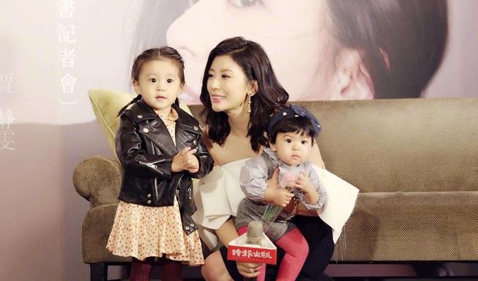 贾静雯有几段婚史 和现任生了两个可爱的女儿