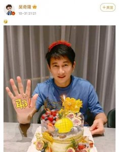 吴奇隆51岁庆生,蛋糕疑是刘诗诗所送!近照依然是年轻如30岁的人