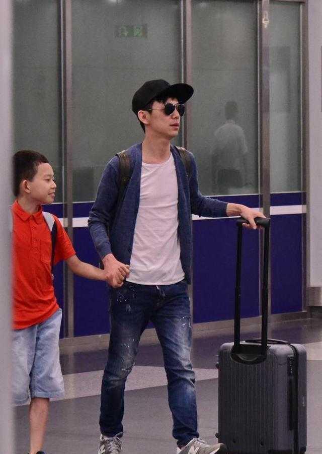 何炅机场为躲媒体闪跑, 侄子却大喊: 叔叔你是怕被人认出是何炅吗