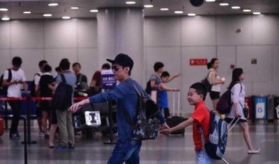何炅机场为躲媒体闪跑, 侄子却大喊: 叔叔你是怕被人认出是何炅吗