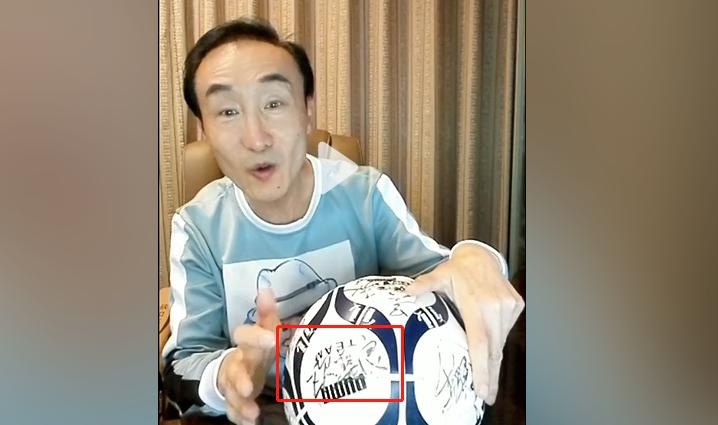 巩汉林晒的女足签名是假的（女足名将浦玮：貌似不是我的笔迹）