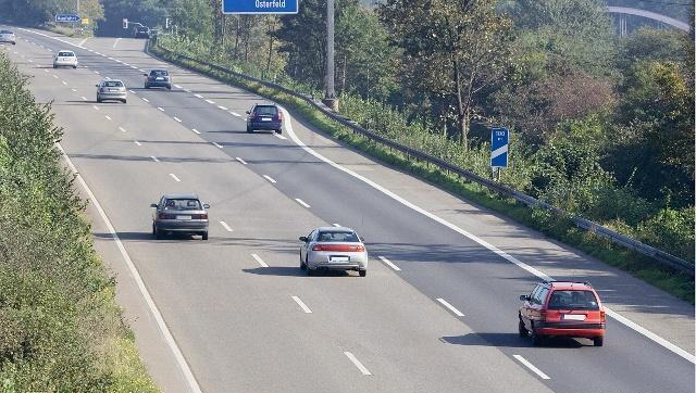 弯道超车比喻什么（解读网络新词“弯道超车”）