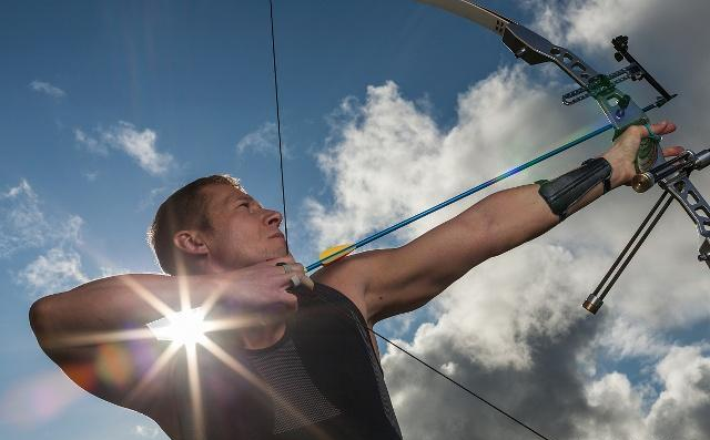 弯道超车比喻什么（解读网络新词“弯道超车”）