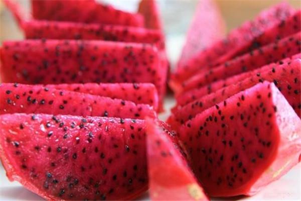 草莓可以和火龙果一起吃吗 草莓和火龙果一起吃好处 草莓可以和火龙果一起吃吗 草莓和火龙果一起吃好处