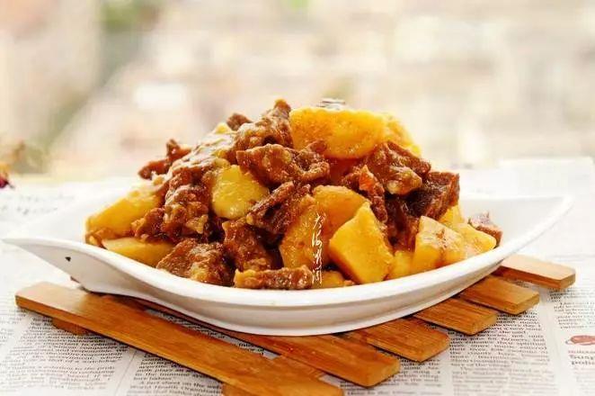 土豆烧牛肉怎么做好吃 土豆烧牛肉的做法 土豆烧牛肉怎么做好吃 土豆烧牛肉的做法